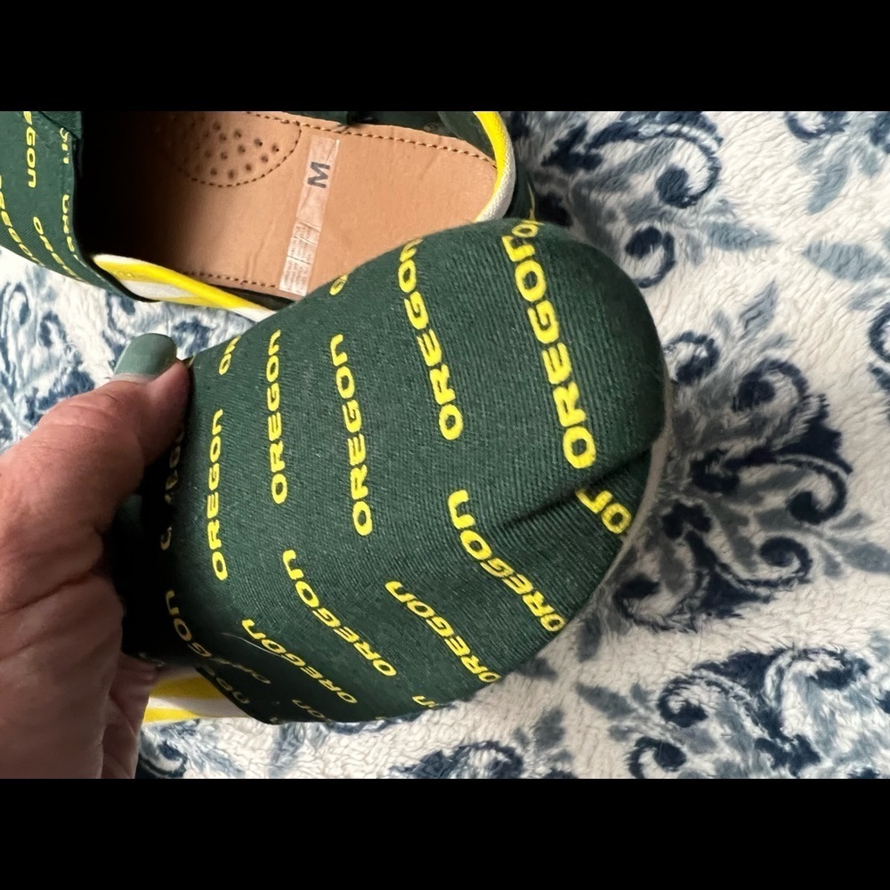 Oregon Ducks SZ M Women’s Shoes 7/8 Slip on Canvas Yellow Green Tom’s look alike - Picture 8 of 11